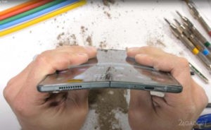Зак Нельсон испытал на прочность раскладывающийся смартфон Samsung Galaxy Z Fold 3 (видео)