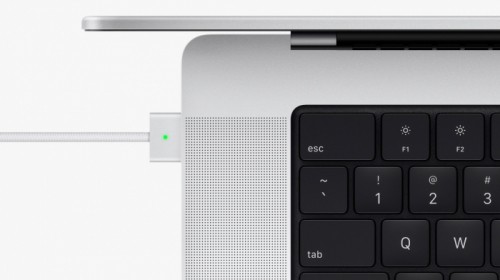 Анонс MacBook Pro нового поколения: мощное «железо», без Touch Bar и с «челкой»