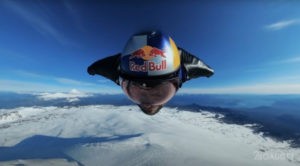 Пилот вингсьюта пролетел над жерлом действующего вулкана (видео)