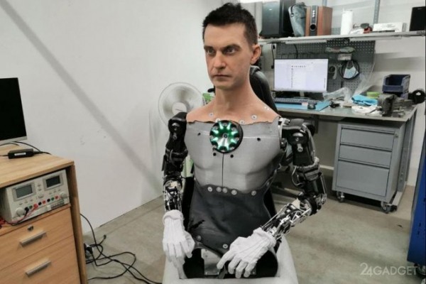 В музеях и супермаркетах России будут работать человекообразные роботы (видео)