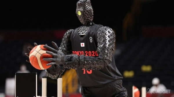 Японцы представили робота-баскетболиста, способного вести и забрасывать мяч в корзину
