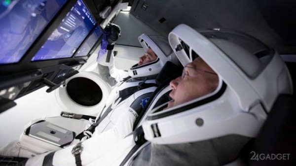 Космические туристы Илона Маска всё же смогли вернуться на землю