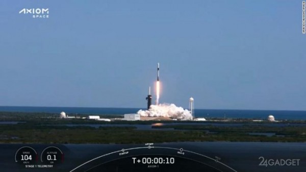 Илон Маск отправил первых туристов в космос (3 фото)