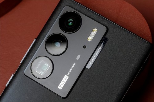 Представлен ZTE Axon 40 Ultra: полноэкранный и мощный камерофон